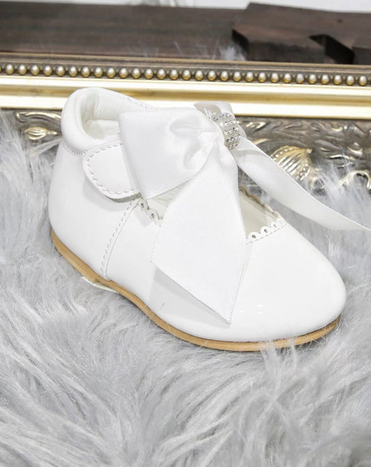 White bow hard sole shoes