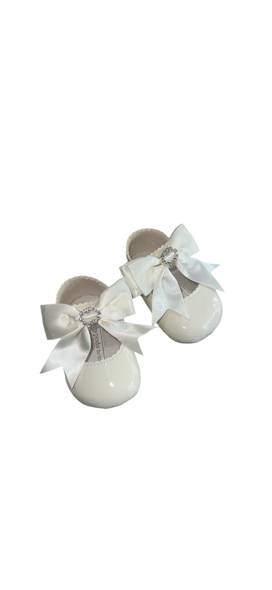 Cream soft sole bow shoe