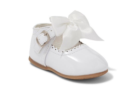 White hard sole shoes with bows